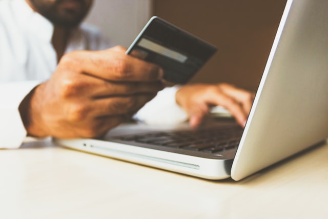Compra online con tarjeta y laptop